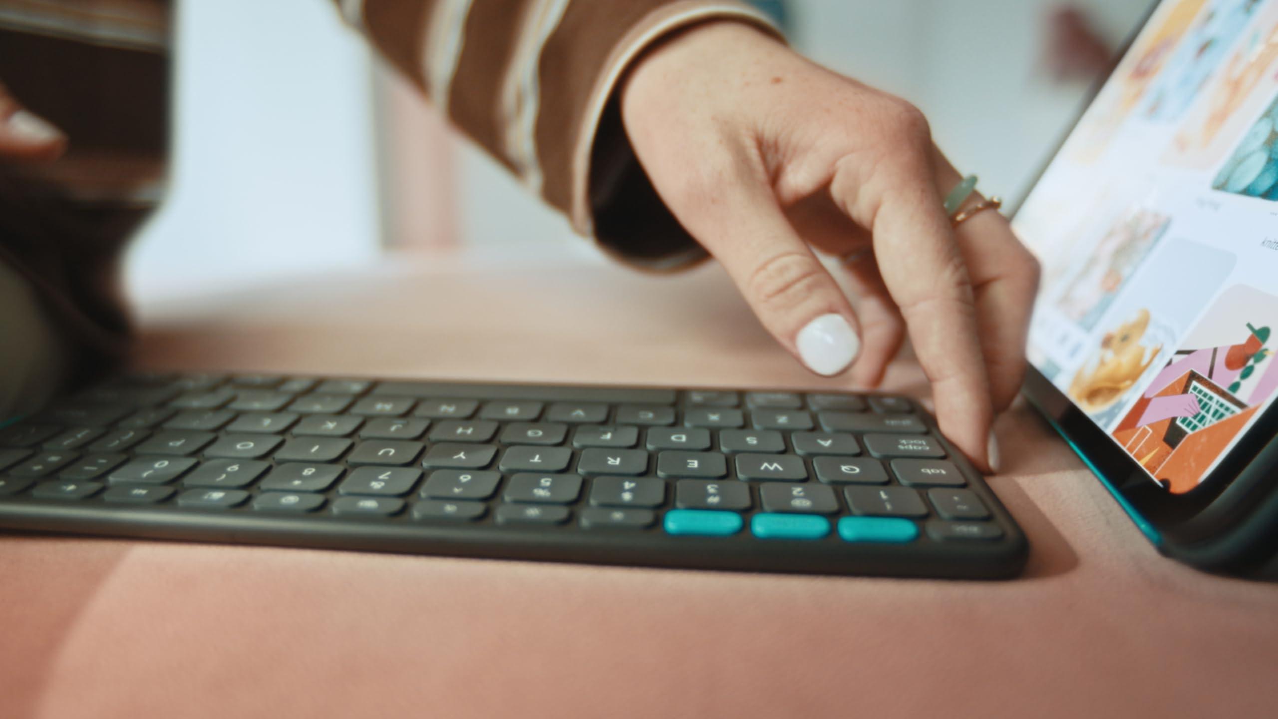 logitech-flip-folio-tastatur-folioh-lle-qwertz-ch-pale-grey-f-r-ipad-air-pro-11